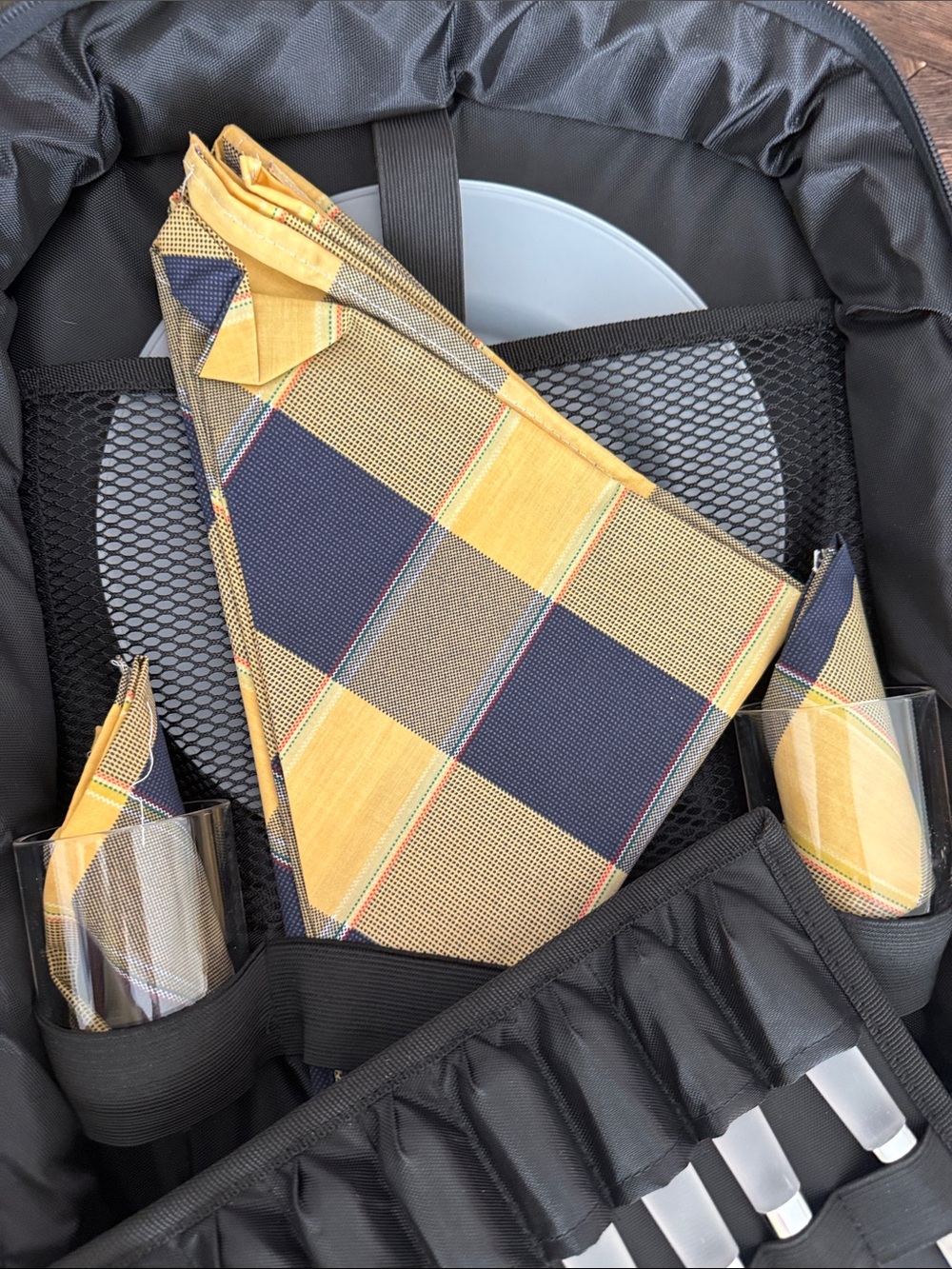 Harry & David Green Insulated Picnic Backpack Cooler Set Plates Glasses Utensils - Picture 6 of 9
